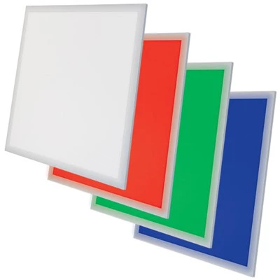 Solas an Phainéil faoi stiúir RGB